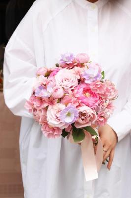 【アーティフィシャル・造花】いろんなピンクを集めたバラとラナンキュラスのクラッチブーケ