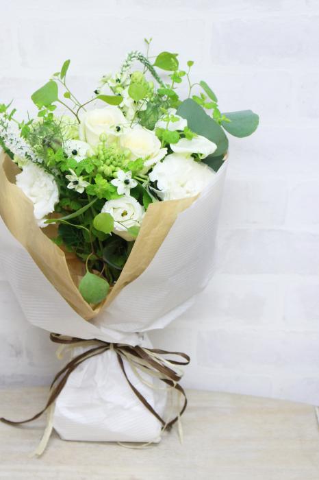 ホワイトグリーンのナチュラルブーケ ホワイトグリーン系おまかせ花束 ブーケタイプ 大阪で想いを形にする花屋なら堂島花壇